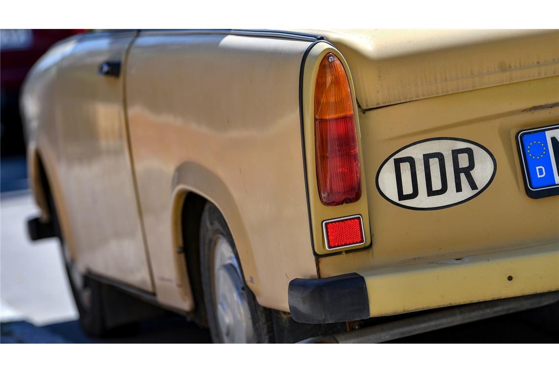 Trabi, Wartburg & Co: So viel sind DDR-Autos heute wert An so manchem Fahrzeug aus DDR-Produktion ist noch das Länderkennzeichen "DDR" zu sehen. (Archivbild)