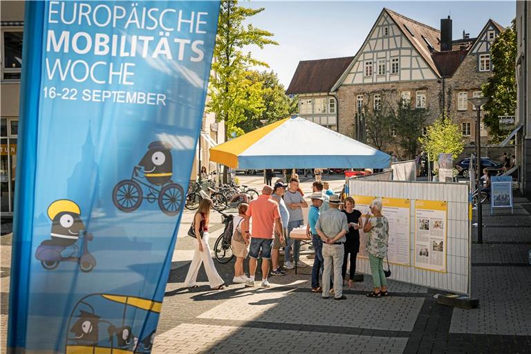 An Ständen können sich Interessierte zu aktuellen Bauprojekten und zukünftigen Plänen im Bereich Mobilität in Backnang informieren.