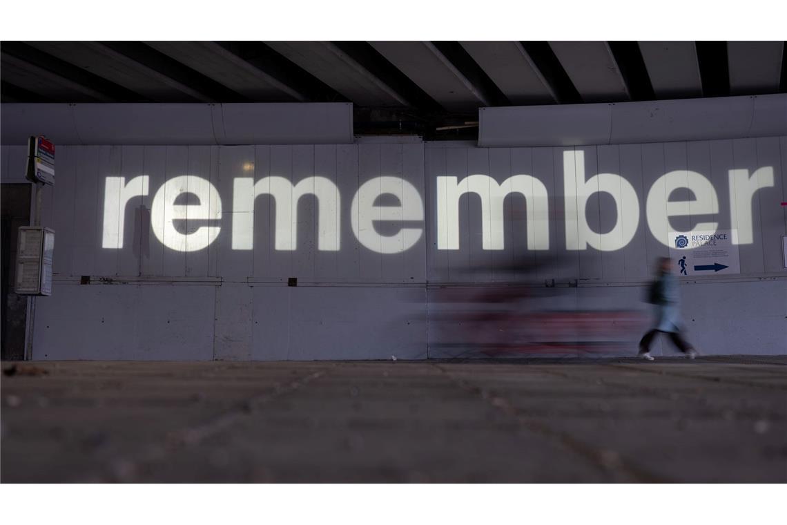 An Unterführung an der Metrostation Maalbeek, an der am 22. März 2016 einer der Terroranschlag stattfand, wird derzeit das englische Wort "remember" die Wand projiziert und damit zum Erinnern angeregt.
