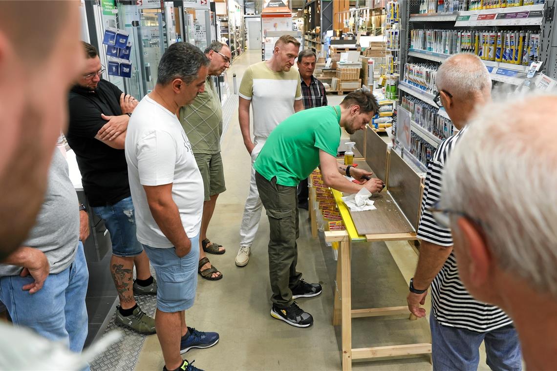 Ein Abend in einem Backnanger Baumarkt nur für Männer An verschiedenen Info- und Bastelständen im Baumarkt konnten sich die Männer über den Gebrauch von Handwerksgeräten informieren.