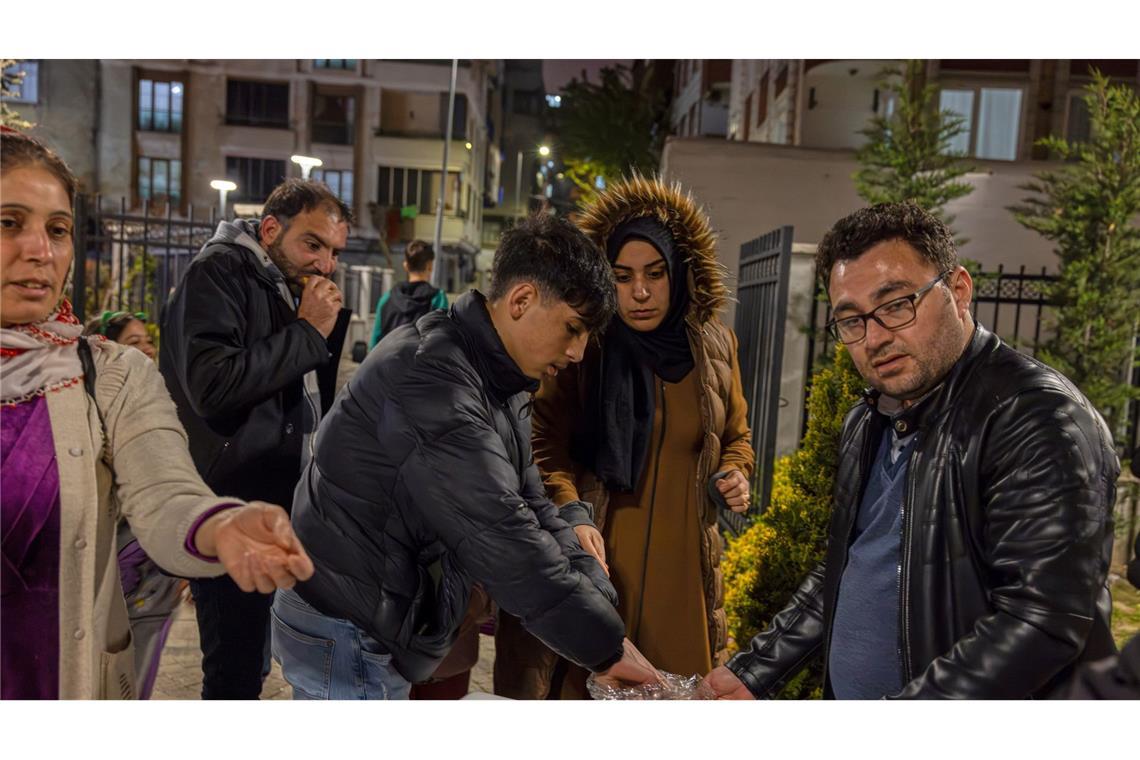 Istanbul zwischen Beben und Alltag An verschiedenen Orten bekommen die Menschen Lebensmittel.