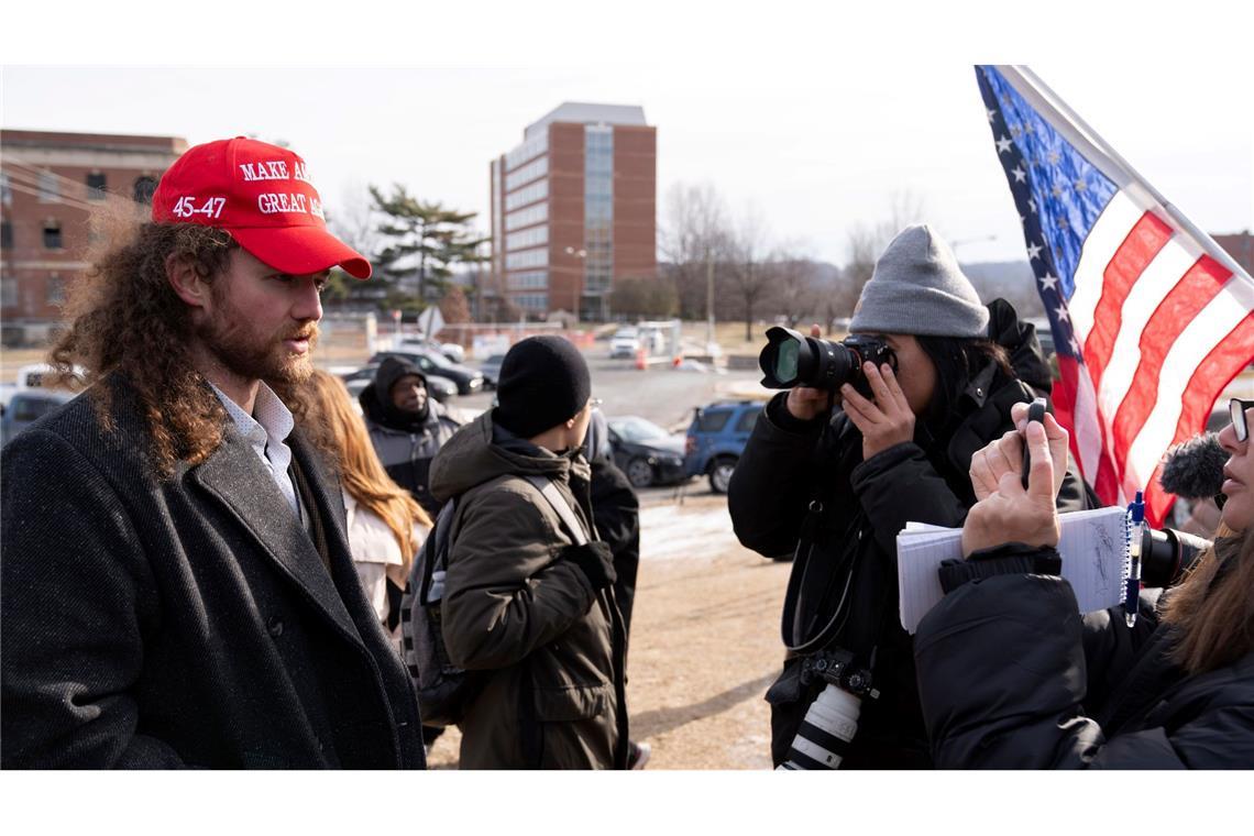Trumps triumphierende Straftäter und Zweifel am Rechtssystem An verschiedenen Orten in den USA wurden Verurteilte der Kapitol-Attacke aus dem Gefängnis entlassen.