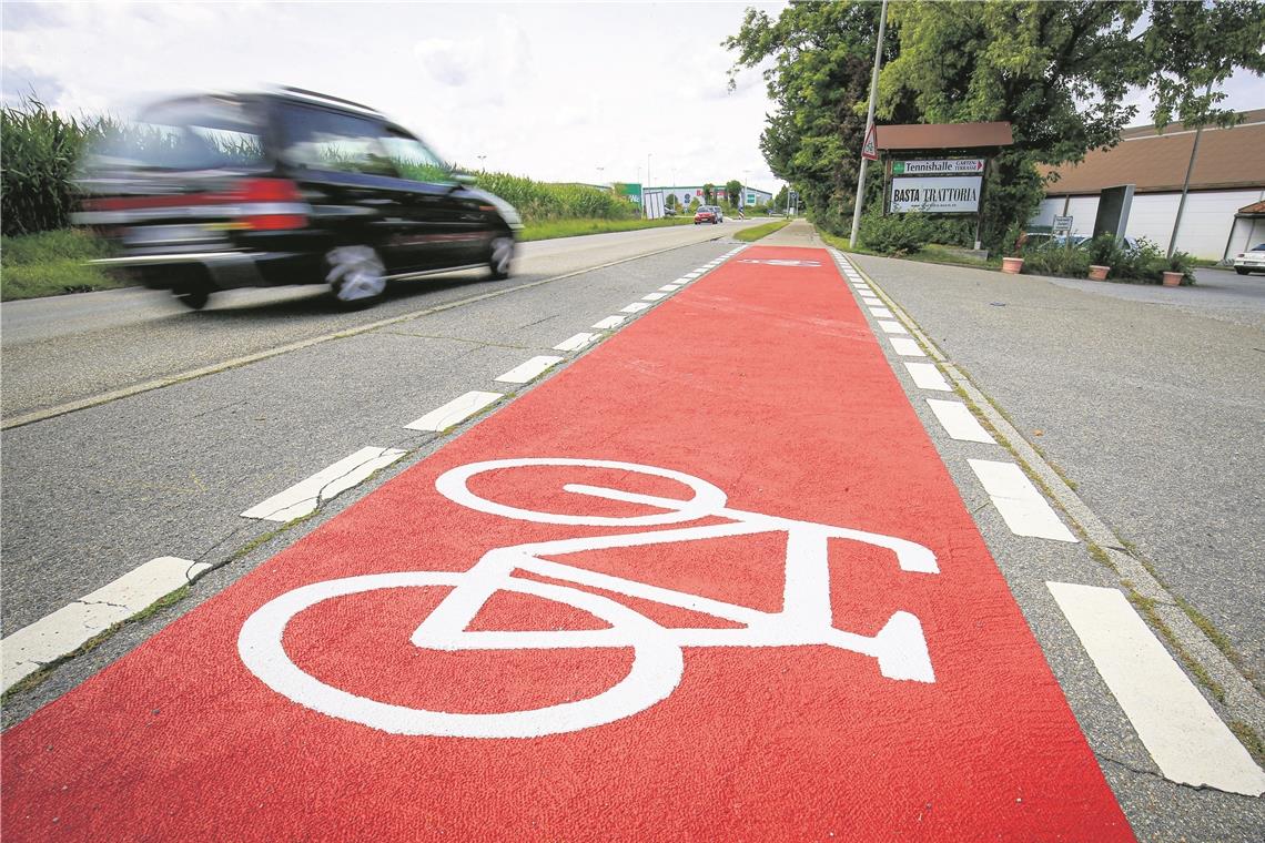 An verschiedenen Stellen im Stadtgebiet – wie hier vor der Tennishalle der TSG Backnang – wurden die Radwege bereits rot markiert. So soll die Sicherheit für Radfahrer erhöht werden.