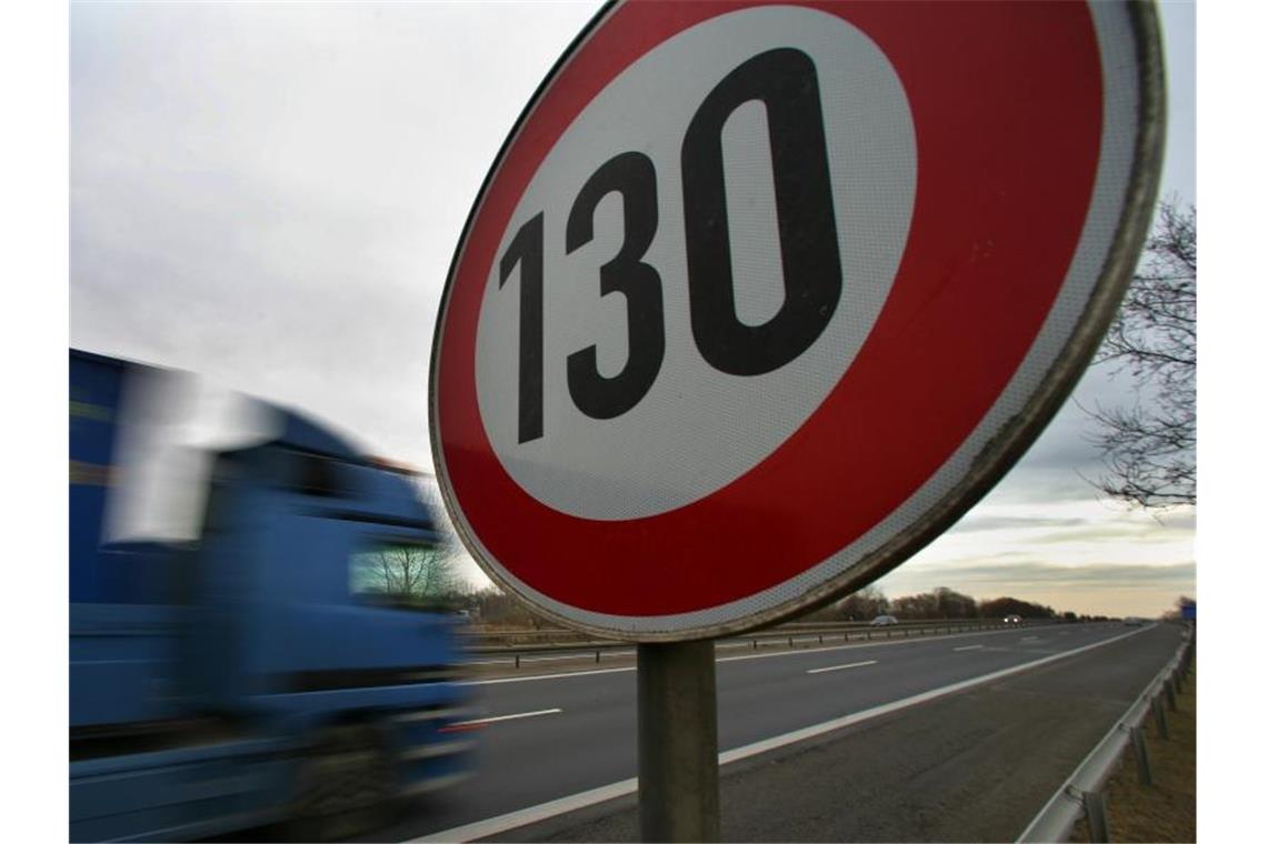 Stauforscher lehnt Tempolimit auf Autobahnen ab An vielen Autobahnstrecken wie hier in der Nähe von Berlin dürfen Autofahrer nur 130 km/h fahren. Foto: Patrick Pleul