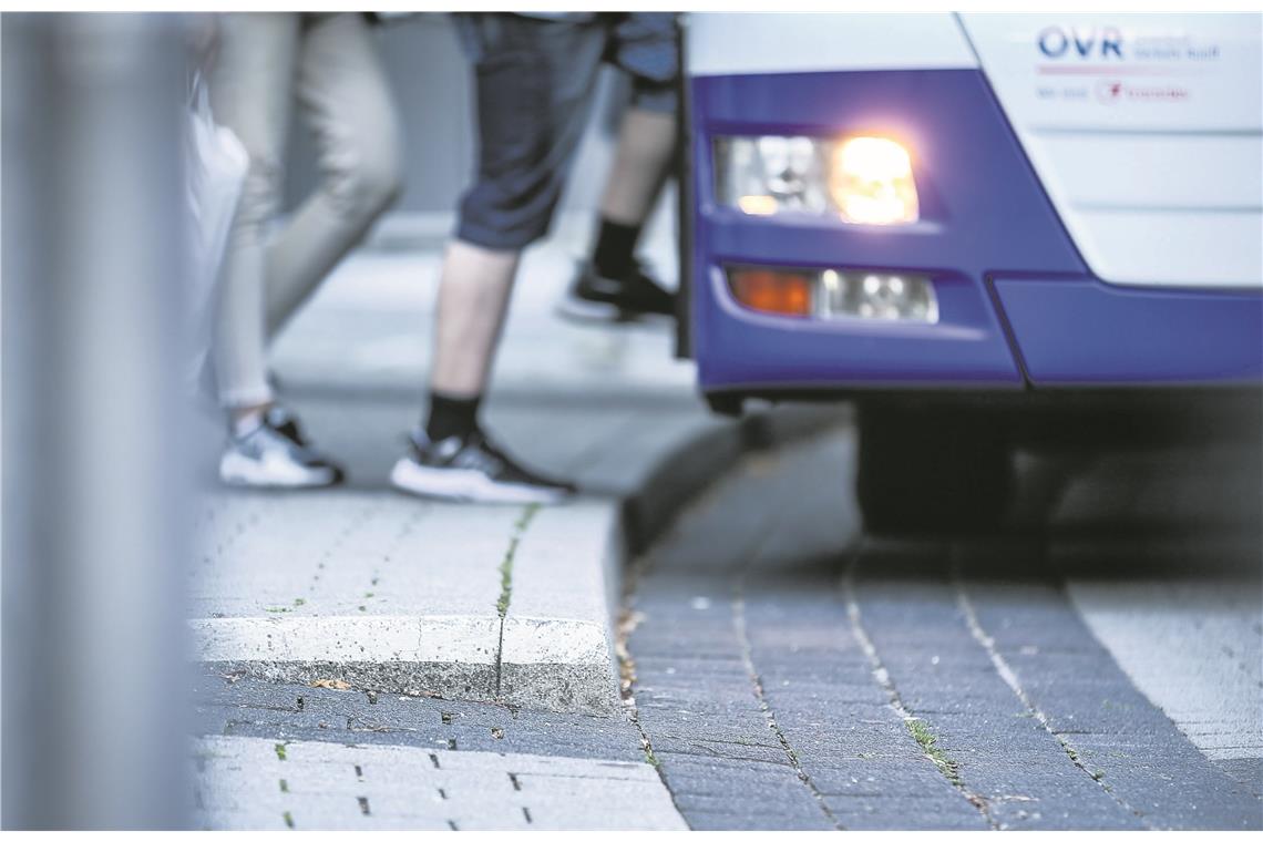 An vielen Bushaltestellen ist es noch nicht möglich, ebenerdig einzusteigen. Immer mehr Haltestellen werden deshalb umgebaut. Foto: A. Becher