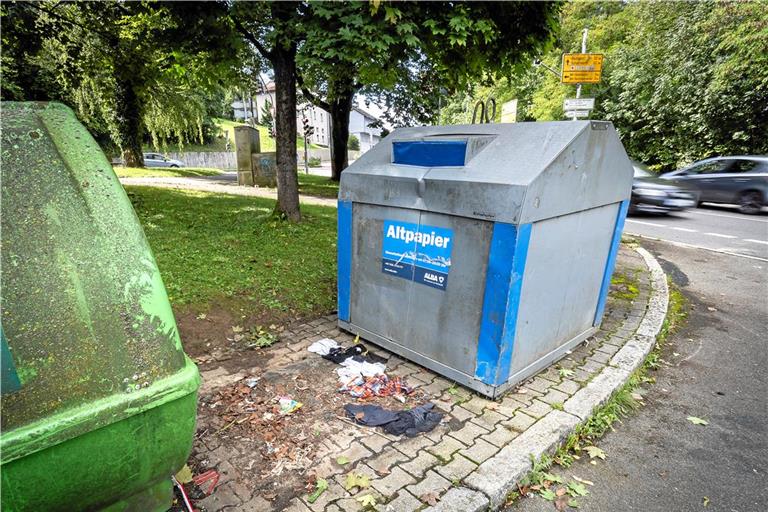 An vielen Standorten im Rems-Murr-Kreis – wie hier an der Annonaystraße in Backnang – wurden oder werden die Container des DRK-Kreisverbands zur Altkleidersammlung abgebaut. Foto: Alexander Becher