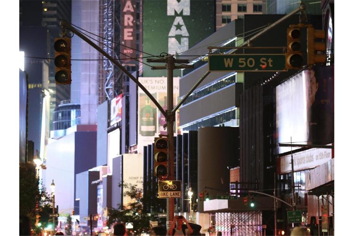 Massiver Stromausfall: New York stundenlang im Dunklen An vielen Straßenkreuzungen der US-Metropole New York fielen die Ampeln aus. Foto: Michael Owens/AP