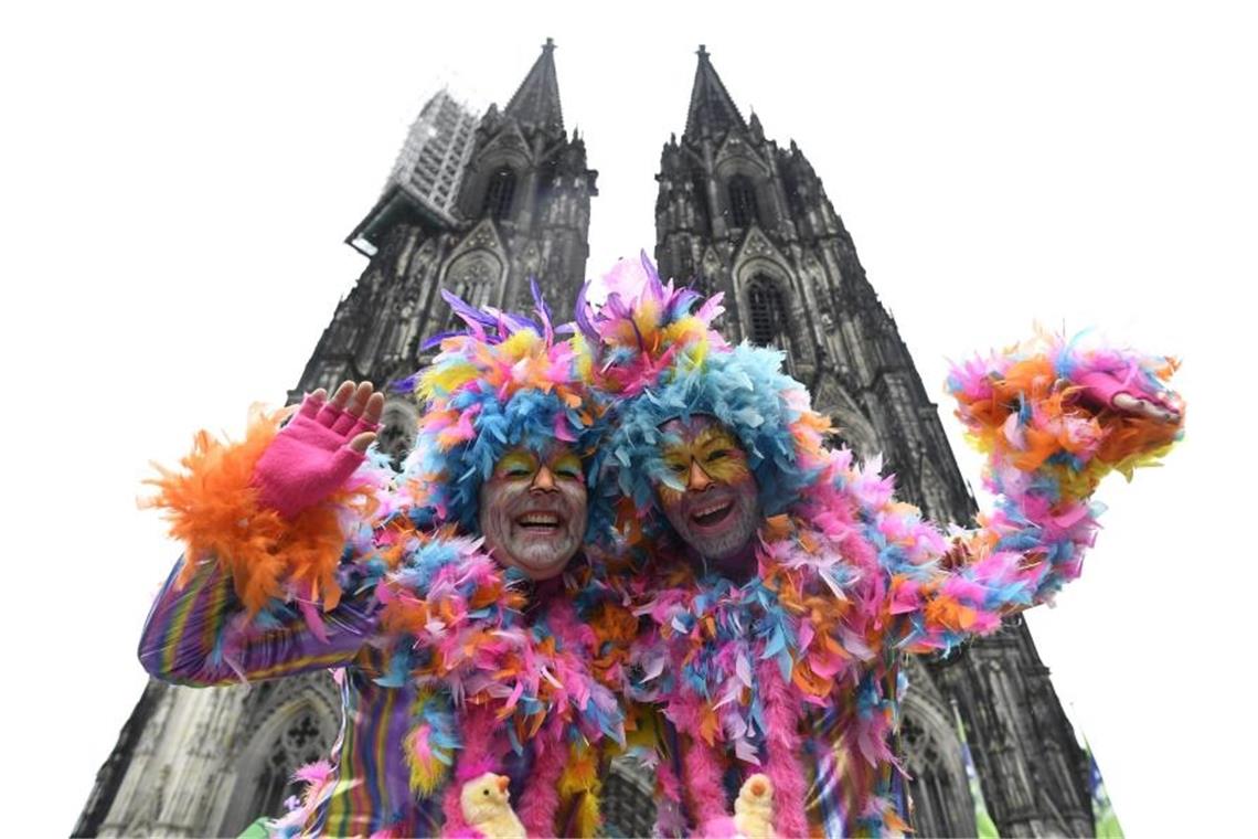Karnevalsstart im Schatten des Krieges An Weiberfastnacht beginnt der Straßenkarneval. Foto: Roberto Pfeil/dpa