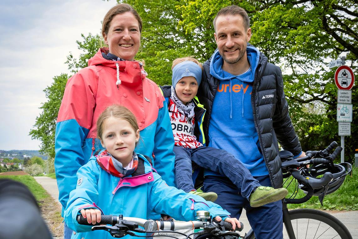 Der Backnanger Citytriathlon als Familienangelegenheit Anaïs Dupuis-Dreher und Moritz Dreher sowie Emilie und Oskar sind bereit. Foto: Alexander Becher