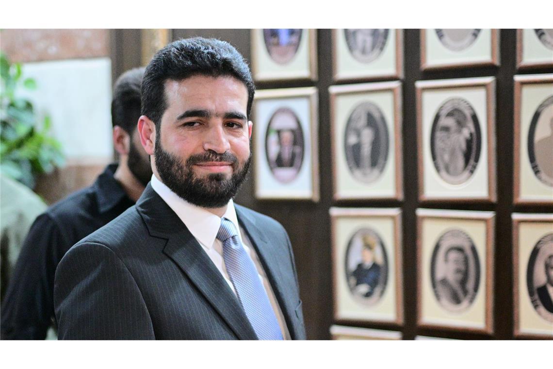 Faeser holt geplatzten Kurzbesuch in Syrien nach Anas Chattab ist erst seit Ende März Innenminister von Syrien. Hier steht er vor Fotos seiner Vorgänger im Amt. Die Bilder einiger Ex-Minister haben die neuen Machthaber entfernt.