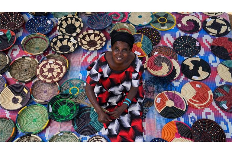 Anasitasia Nyirabashyitsi, 54, vor ihrem Haus im Versöhnungsdorf Mybo in Nyamata, wo kreative Projekte die Gemeinschaft stärken. Im April 1994 begann in Ruanda der Genozid an der Volksgruppe der Tutsi.