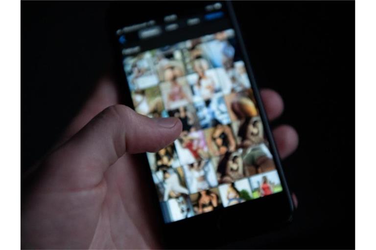 Anbieter schauen weg, viele User schauen hin: Pornoseiten im Netz stehen wegen sexueller Ausbeutung in der Kritik. Foto: Silas Stein/dpa