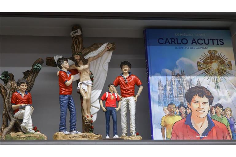 Andenken wie diese Plastikfiguren des seligen und bald heiligen Carlo Acutis werden überall in Italien wie hier  in Florenz feilgeboten.