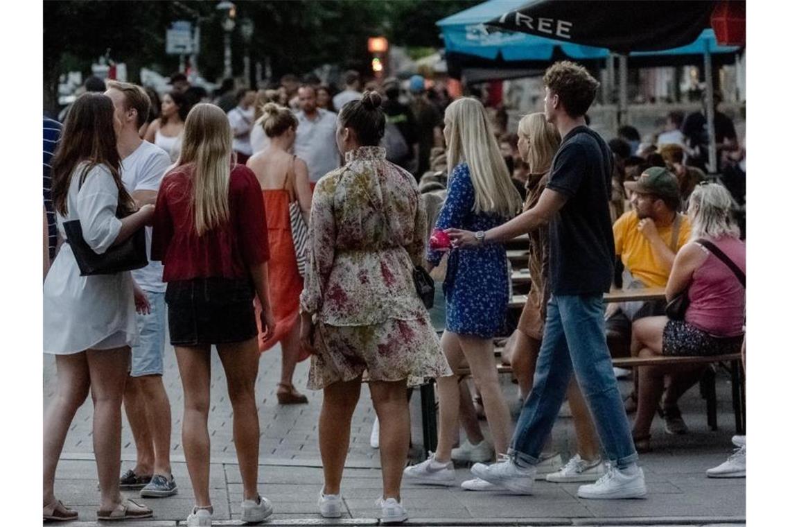 Andernorts, wie hier in Hamburg, sitzen und flanieren die Gäste dicht gedrängt und tragen keine Masken. Foto: Markus Scholz/dpa