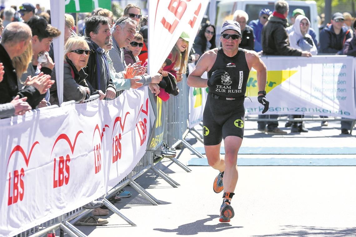 Anders als beim City-Triathlon in Backnang braucht Jörg Bauer beim Ironman auf Hawaii am Samstag zumindest seine Handschuhe nicht. Foto: A. Becher