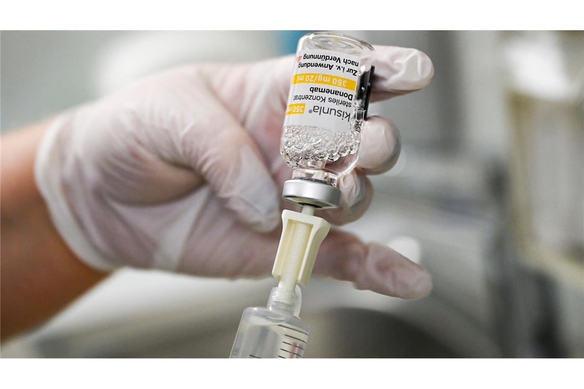 Anders als bisherige Alzheimer-Medikamente behandelt der Antikörper nicht nur Symptome, sondern zielt auf zugrundeliegende Krankheitsprozesse ab.