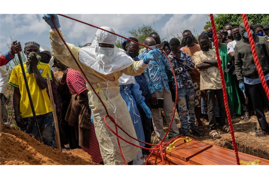 Anders als es die Tradition will, können Angehörige verstorbener Ebola-Patienten nicht am offenen Sarg Abschied nehmen. (Archivbild)