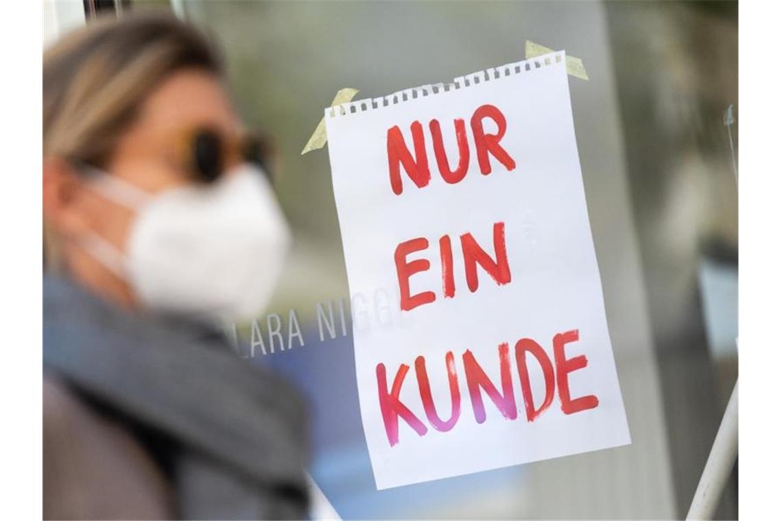 Anders als kleine Geschäfte dürfen in Bayern große Warenhäuser mit mehr als 800 Quadratmetern wegen der Coronakrise nicht öffnen. Das ist verfassungswidrig, unrteilte nun der Bayerische Verwaltungsgerichtshof. Foto: Peter Kneffel/dpa