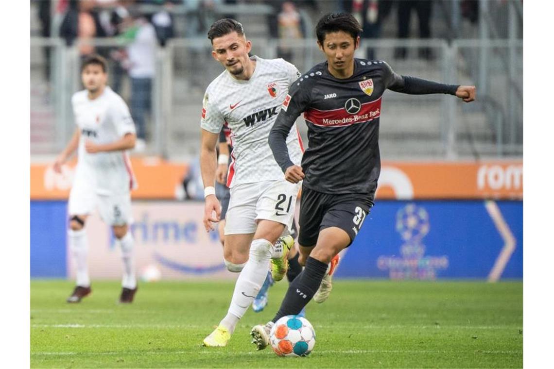 „Dann hören wir auf“: VfB vor Keller-Duell unter Druck Andi Zeqiri von Augsburg (l) und Hiroki Ito von Stuttgart im Zweikampf um den Ball. Foto: Matthias Balk/dpa