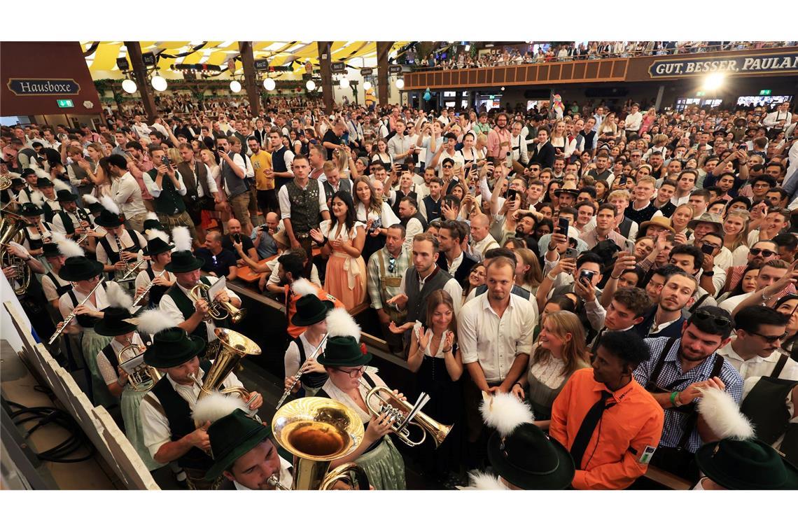 190. Oktoberfest: "Gegen die Krisen der Welt" Andrang zur Eröffnung des Oktoberfestes in den Zelten.