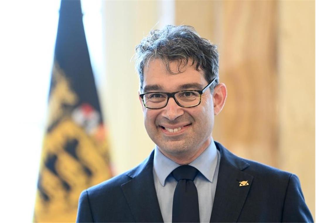 Förderung für Buga: Guter Lebensraum für Barbe und Nase Andre Baumann (Bündnis 90/Die Grünen), Staatssekretär im Ministerium für Umwelt, lächelt. Foto: Bernd Weissbrod/dpa