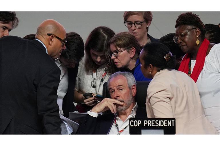 Andre Correa do Lago (M), Präsident der COP30, sitzt neben Mitarbeitern der UN, während einer Plenarsitzung auf dem UN-Klimagipfel COP30 i Brasilien.