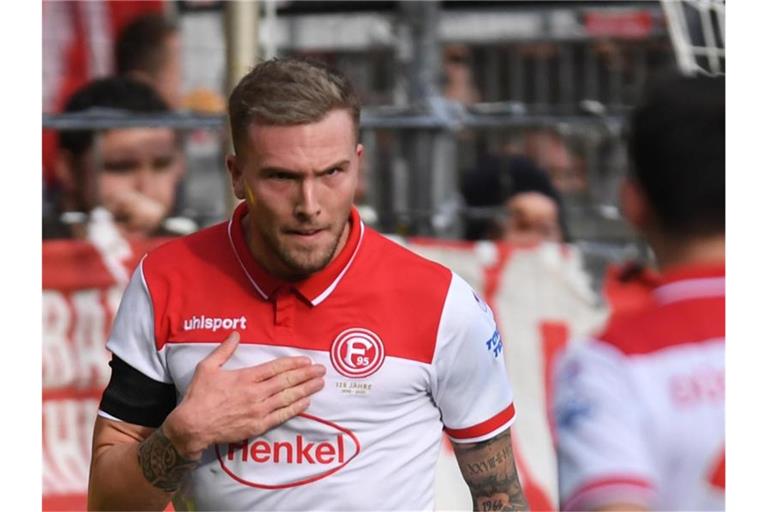 Andre Hoffmann von Düsseldorf bejubelt das 1:0. Foto: Patrick Seeger/dpa