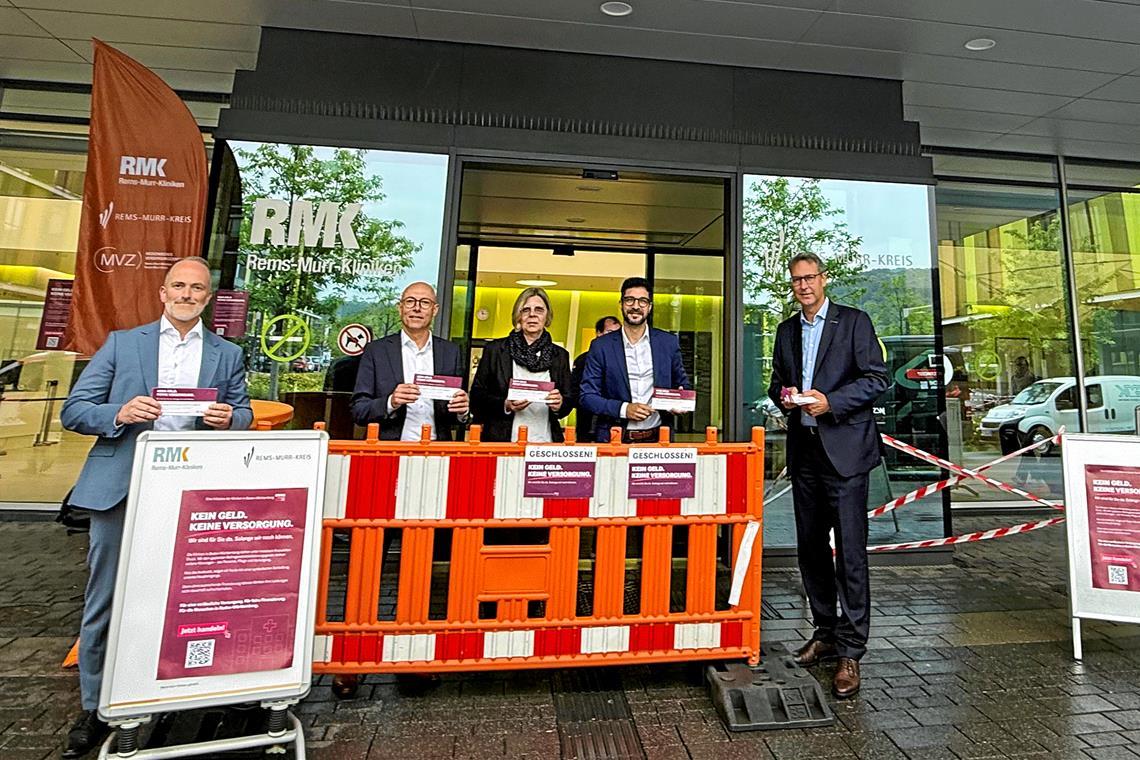André Mertel, Christian Schliep, Anja Kurth, Pflegedirektor Giancarlo Cannavò und Richard Sigel (von links) protestieren gegen die geplanten Sparreformen. Foto: © RMK