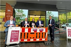 André Mertel, Christian Schliep, Anja Kurth, Pflegedirektor Giancarlo Cannavò und Richard Sigel (von links) protestieren gegen die geplanten Sparreformen. Foto: © RMK