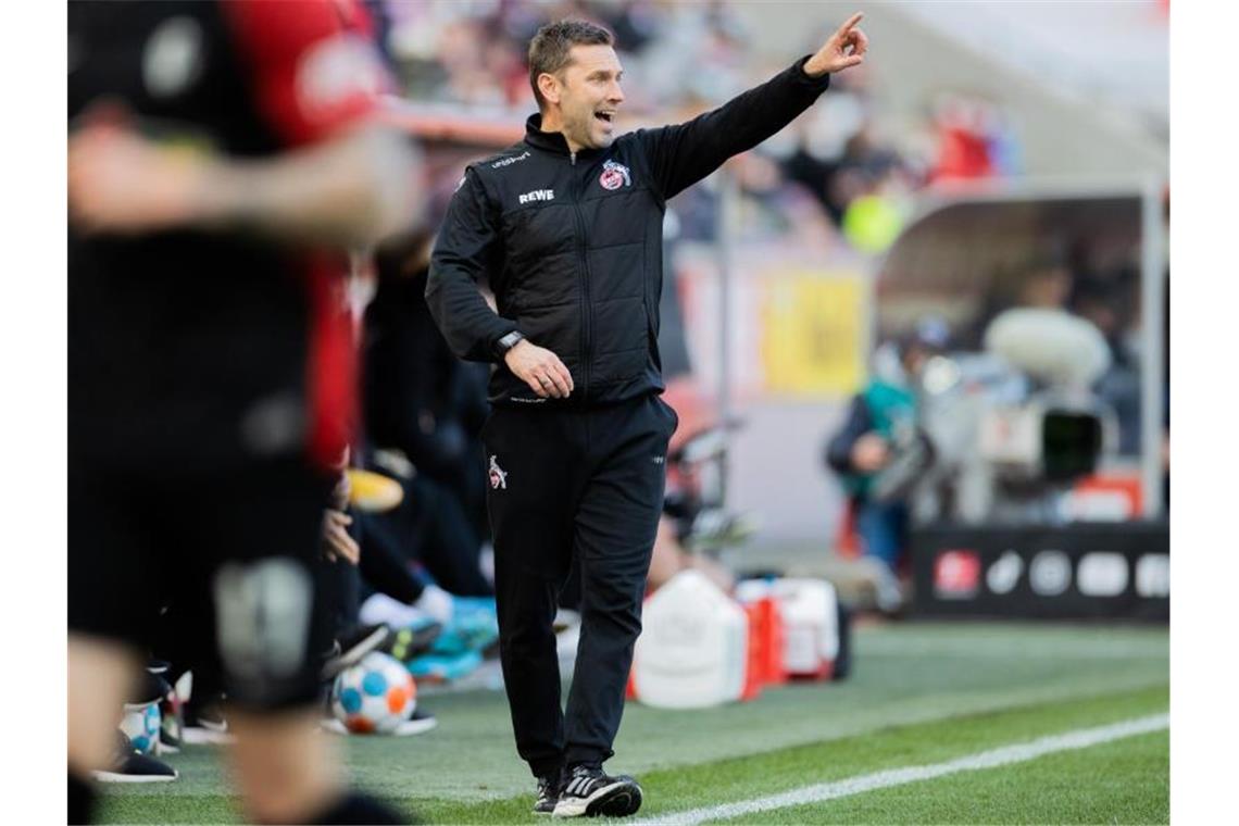 FC Bayern baut Vorsprung aus - Gladbach weiter in Not Andre Pawlak vertrat den Kölner Cheftrainer Steffen Baumgart an der Seitenlinie. Foto: Rolf Vennenbernd/dpa