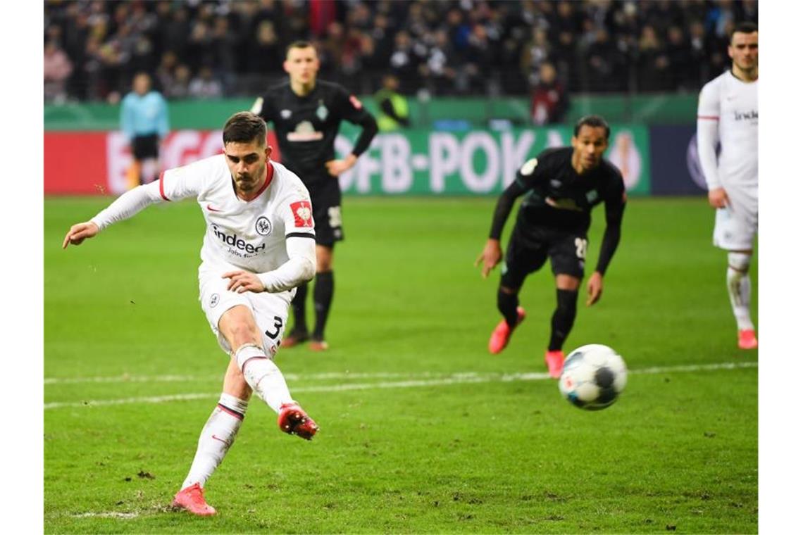 Frankfurt im Halbfinale - Werder über Elfer verärgert André Silva (l) von Eintracht Frankfurt erzielt das 1:0 gegen Bremen. Foto: Arne Dedert/dpa