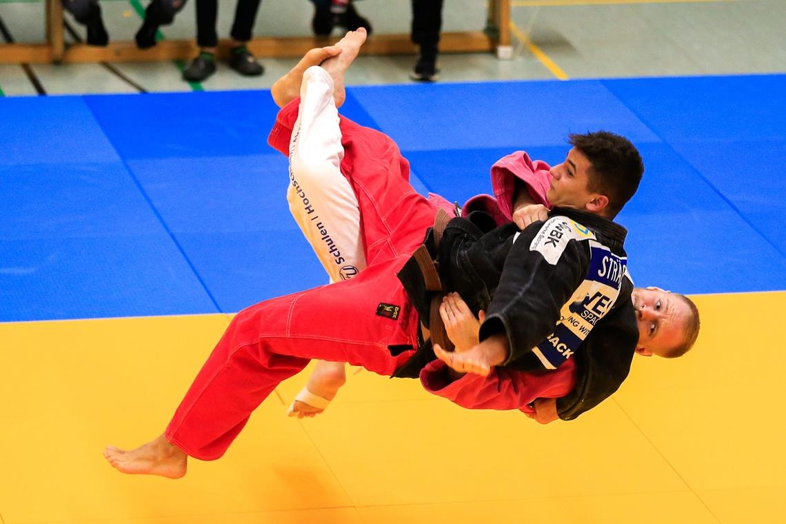 TSG-Judokas holen einen Punkt beim Bundesliga-Start Andre Strässer (oben) holt den entscheidenden Einzelsieg für die Backnanger im Kampf gegen Sindelfingen. Foto: A. Becher