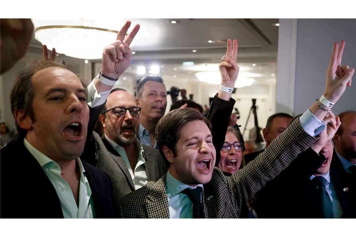 André Ventura (vorne rechts) reagiert auf die erste Hochrechnung.
