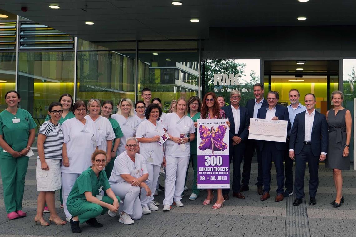 Andrea Berg bei der symbolischen Übergabe der Freikarten am Rems-Murr-Klinikum in Winnenden. Foto: Rems-Murr-Kliniken