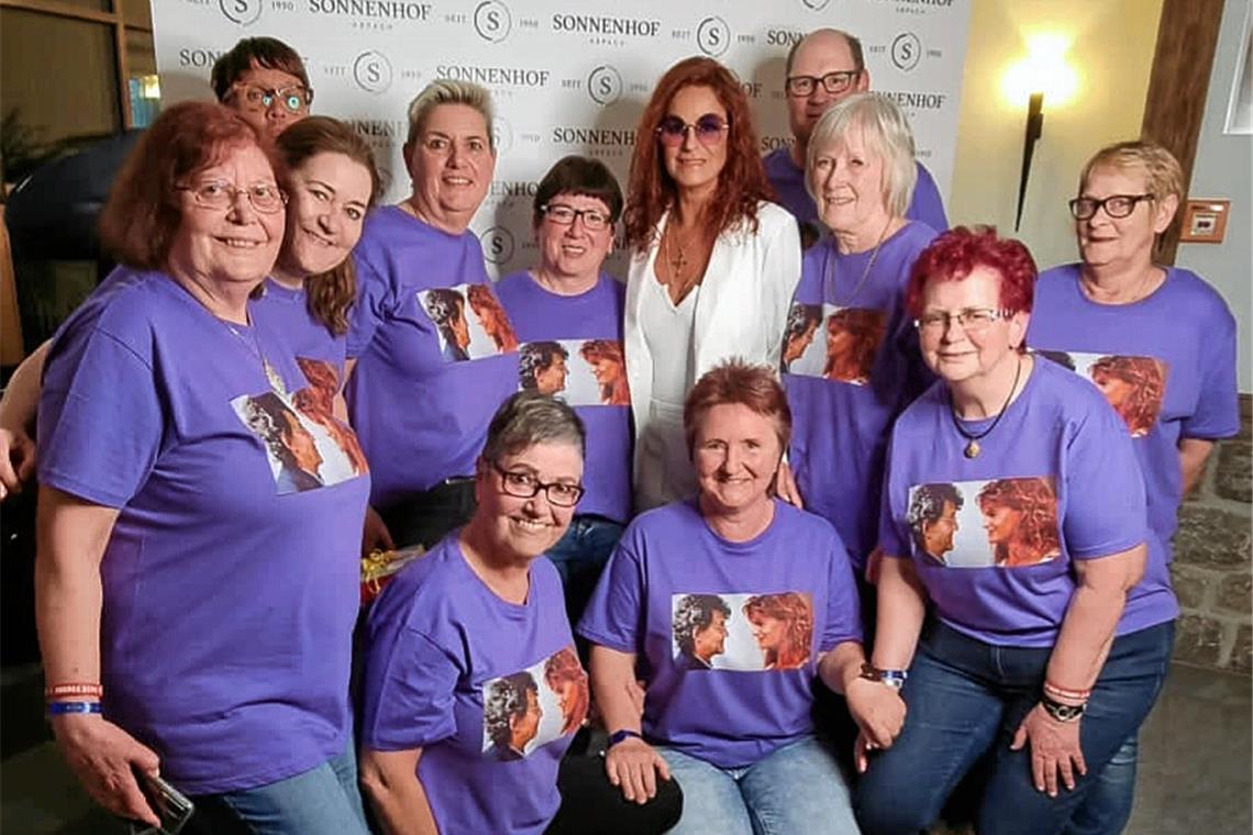 Andrea Berg im Kreis ihrer treuen Anhänge: Daggi Wegel (ganz links) kennt die Sängerin seit deren erstem Bühnenauftritt. Die Mitglieder des Fanclubs Cottbus – darunter Gaby Heinke (vorne Zweite von rechts ) und Jana Apitz (vorne rechts) – haben auch in der schlechten Coronazeit zu ihrem Idol gehalten. Fotos: privat