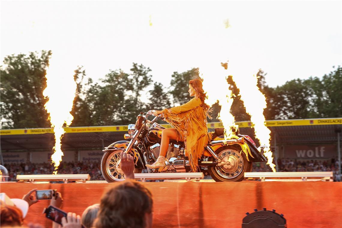 Andrea Berg liebt spektakuläre Auftritte: Beim Heimspiel 2015 fährt sie mit eine...