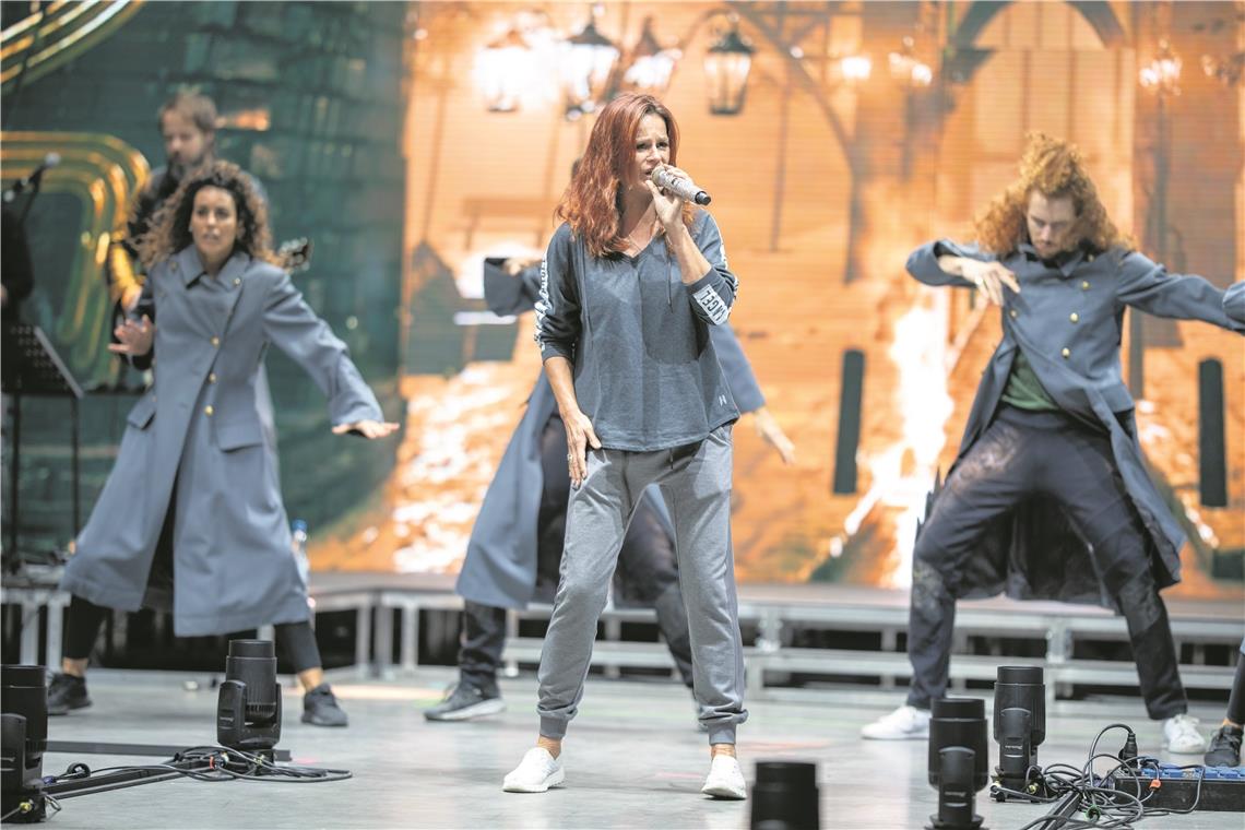 Andrea Berg und ihre Tänzer in ihrem Element: Leger wird in einer Lagerhalle in Westhausen die Show der „Mosaik – Live Arena Tour“ geprobt. Fotos: A. Becher