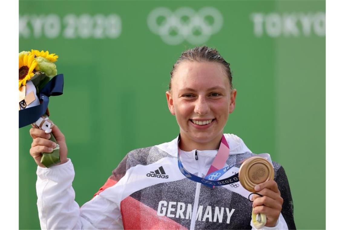 Andrea Herzog jubelt mit ihrer Bronzemedaille. Foto: Jan Woitas/dpa-Zentralbild/dpa