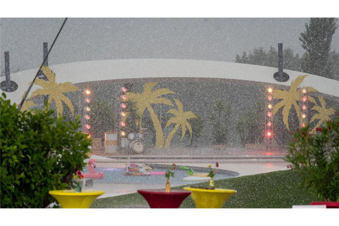 ZDF lässt Fernsehgarten wegen Gewitters räumen Andrea Kiewel, die Moderatorin der sommerlichen Sonntagmittag-Liveshow, konnte es kaum fassen, dass die Sendung nach bereits einer Viertelstunde geräumt wurde. (Archivbild)
