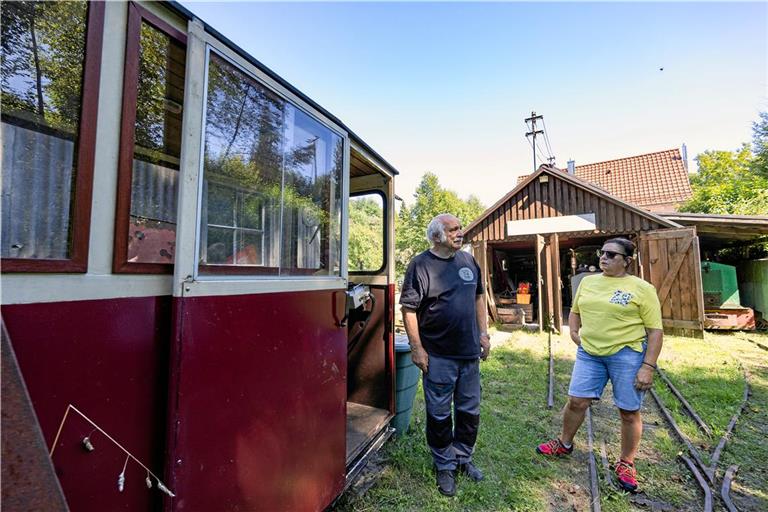 Andrea Kurz erfährt im Gespräch mit Gartenbahnbetreiber Manfred Schaible viel über Spiegelberg. Fotos: Dietmar van der Linden