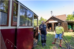 Andrea Kurz erfährt im Gespräch mit Gartenbahnbetreiber Manfred Schaible viel über Spiegelberg. Fotos: Dietmar van der Linden