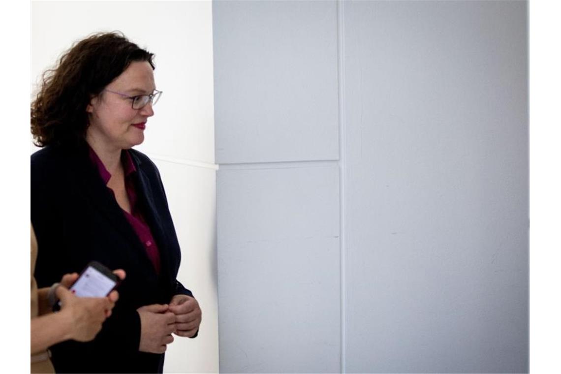 SPD-Chefin Andrea Nahles muss weiter zittern Andrea Nahles verlässt für kurze Zeit die Sondersitzung der SPD-Bundestagsfraktion. Foto: Kay Nietfeld