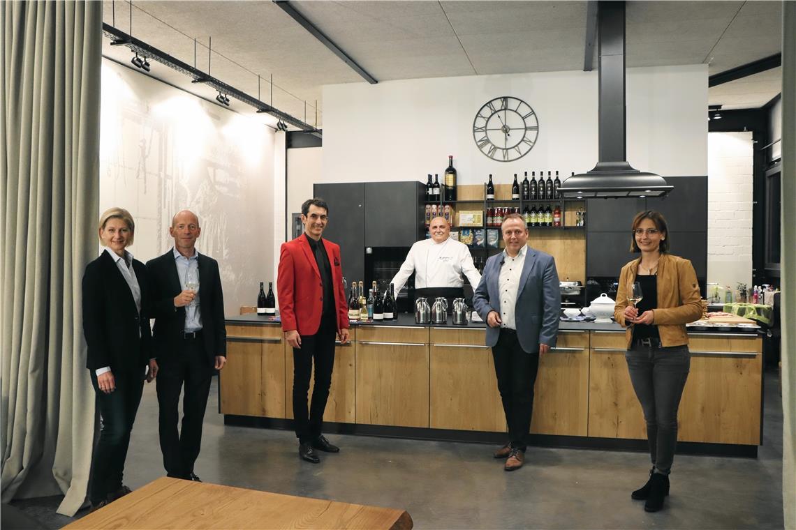Weihnachtsfeier ins Netz verlegt Andrea und Markus Schetter (von links), Knacki Deuser, Maurizio Palumbo (Koch), Heino Wolkenhauer und Sylvia Benzinger-Kugler agierten vor der Kamera für die Mitarbeiter daheim.