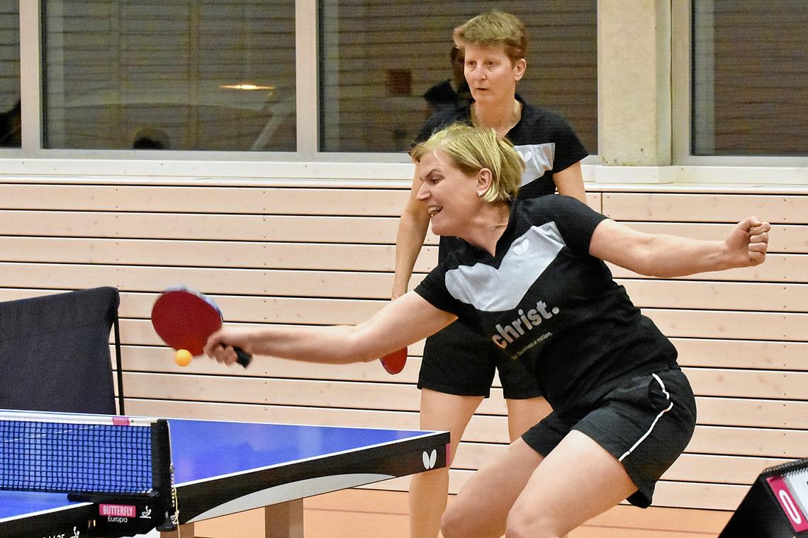 Andrea Winter (vorne) und Jutta Ernst haben mit sechs Siegen und drei Niederlagen eine gute Bilanz in den Doppeln. Foto: T. Sellmaier