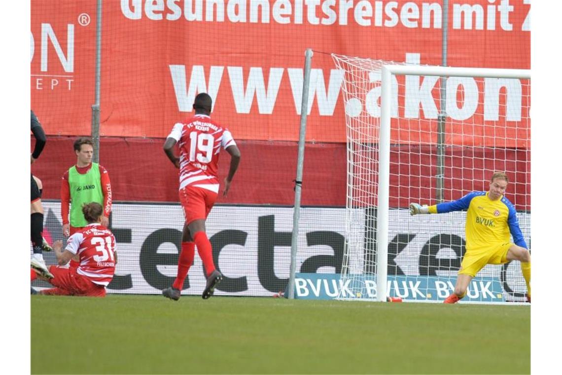 Fürth rettet Punkt im Derby - St. Pauli siegt auswärts Andreas Albers (l) rettete Regensburg im Derby gegen Würzburg einen Punkt. Foto: Timm Schamberger/dpa