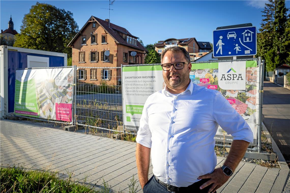 Andreas Benignus freut sich auf den Baustart an der Schöntaler Straße in Backnang. Auf dem ehemaligen Firmengelände der Korkfabrik Hackenschuh sollen in den nächsten Jahren 76 neue Wohnungen entstehen. Foto: Alexander Becher