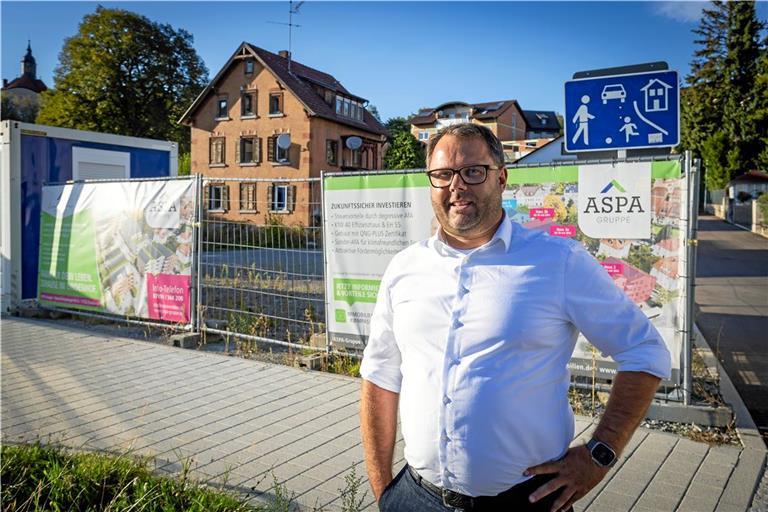 Andreas Benignus freut sich auf den Baustart an der Schöntaler Straße in Backnang. Auf dem ehemaligen Firmengelände der Korkfabrik Hackenschuh sollen in den nächsten Jahren 76 neue Wohnungen entstehen. Foto: Alexander Becher