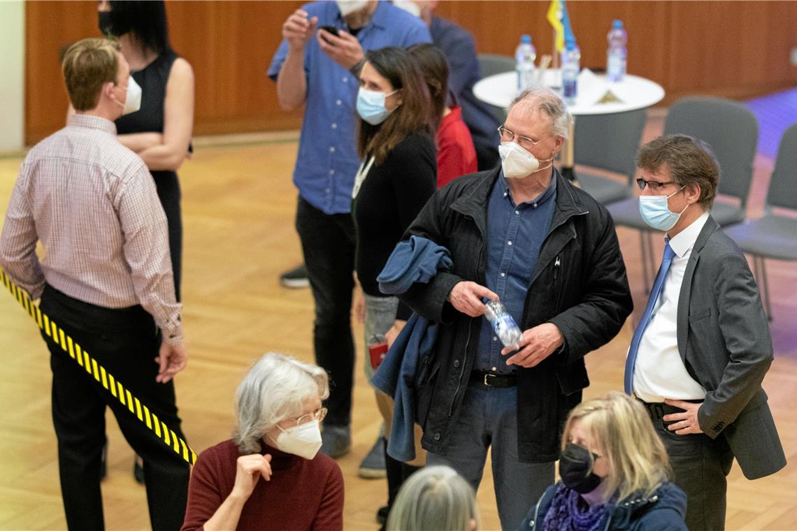 Andreas Brunold (links) und Roland Stümke analysieren das Wahlergebnis. Die beiden Kandidaten hatten auf wesentlich mehr Stimmen gehofft. Foto: A. Becher