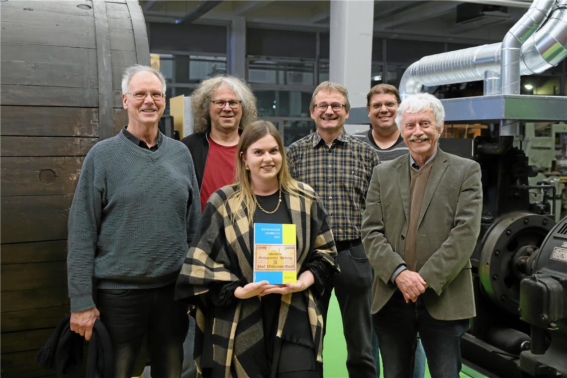 Das 31. Backnanger Jahrbuch ist erschienen Andreas Brunold (von links), Andreas Kozlik, Laura-Sophie Großmann, Bernhard Trefz, Carsten Kottmann und Gerhard Fritz waren bei der Vorstellung des neuen Jahrbuchs im Technikforum dabei. Foto: Alexander Becher