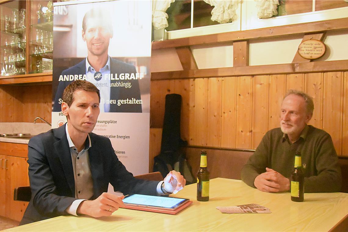 Bürgermeisterkandidat Andreas Fillgraff möchte etwas in Sulzbach bewegen Andreas Fillgraff begrüßt im Vereinsheim der Heimatfreunde Bartenbach/Schleißweiler unter anderem den Hausherrn, den langjährigen Vorsitzenden Uwe Birkendorf. Foto: Tobias Sellmaier